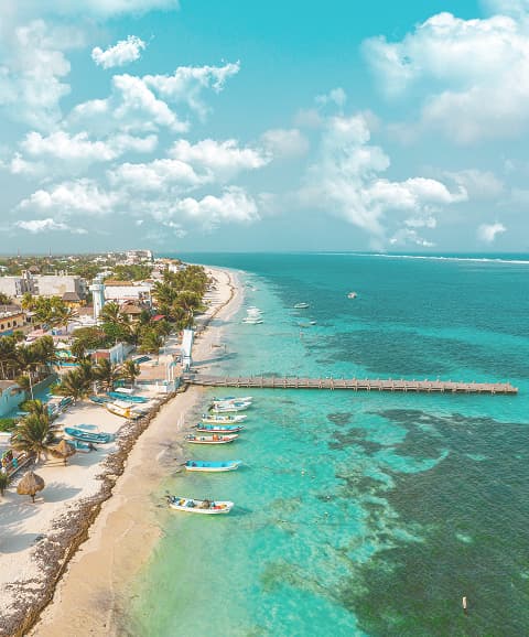 Vista aérea de la playa y muelle en la costa de Yucatán, México